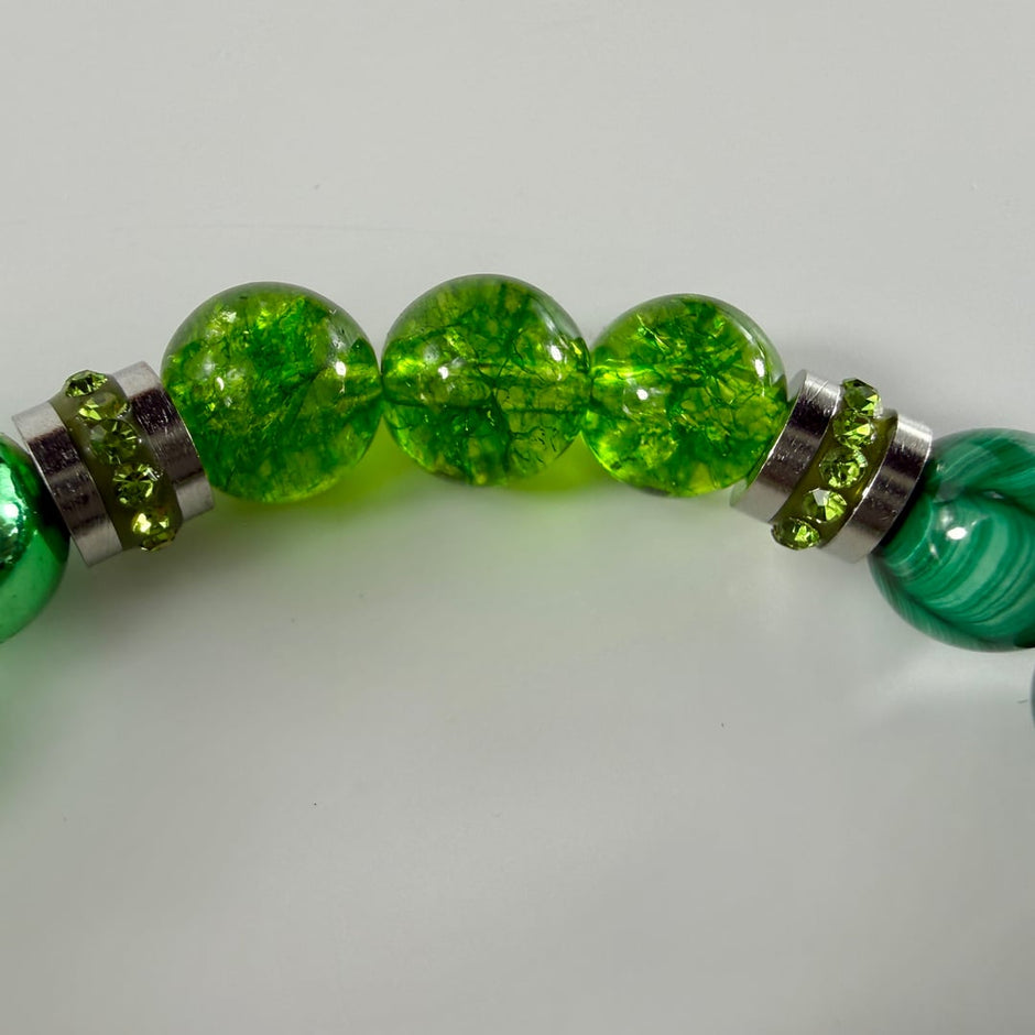 Symphonie aus grünen Edelsteinen und mit funkelnden Steinen besetzten Edelstahlakzenten – Bracelets – mit Silber (Produktans…