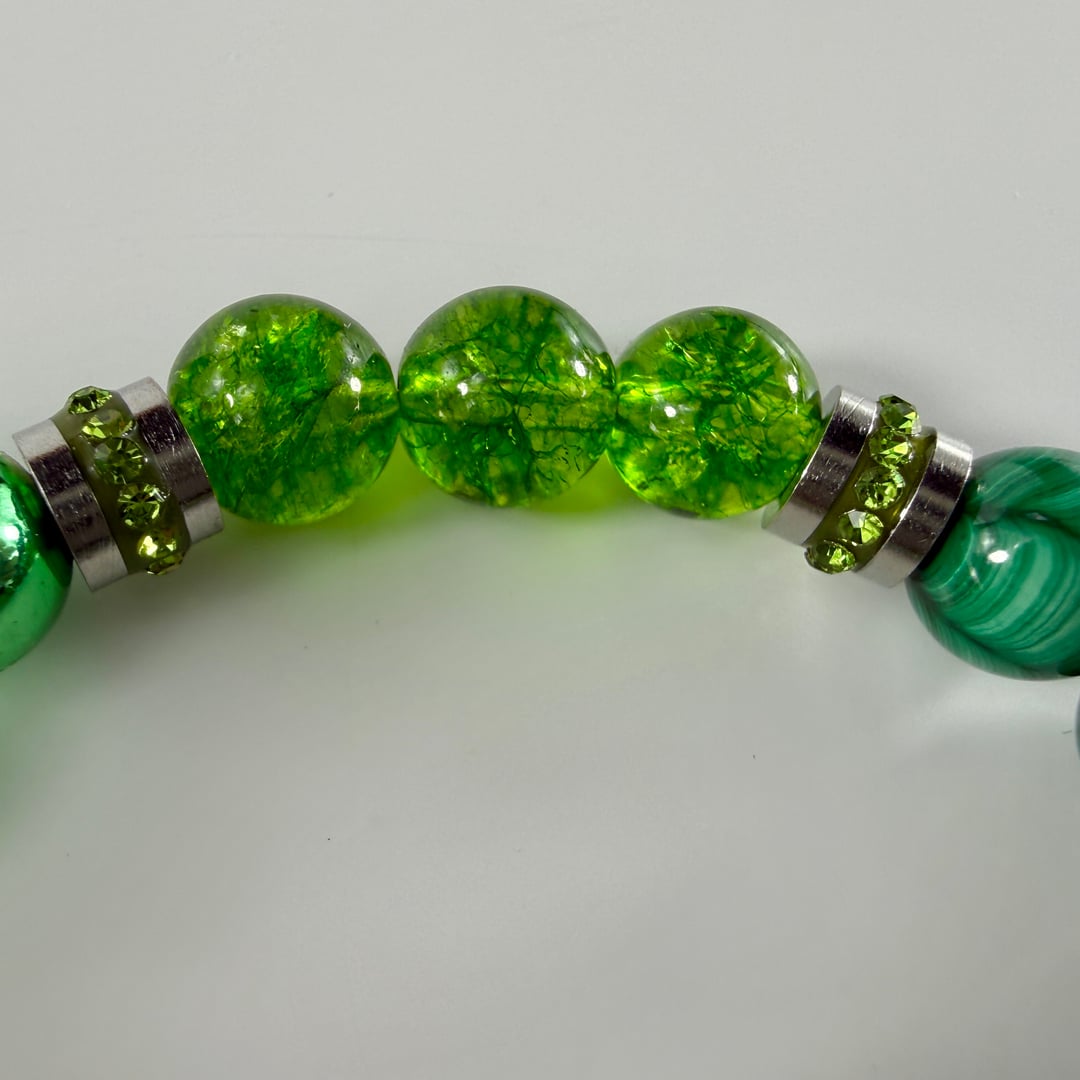 Symphonie aus grünen Edelsteinen und mit funkelnden Steinen besetzten Edelstahlakzenten – Bracelets – mit Silber (Produktans…