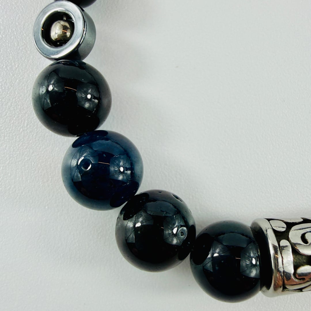 Tiefblaues Turmalin und Obsidian Armband mit stylischen Edelstahlelementen – Bracelets – mit Silber, Onyx (Produktansicht)