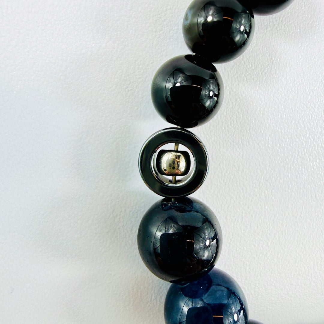 Tiefblaues Turmalin und Obsidian Armband mit stylischen Edelstahlelementen – Produktabbildung 6