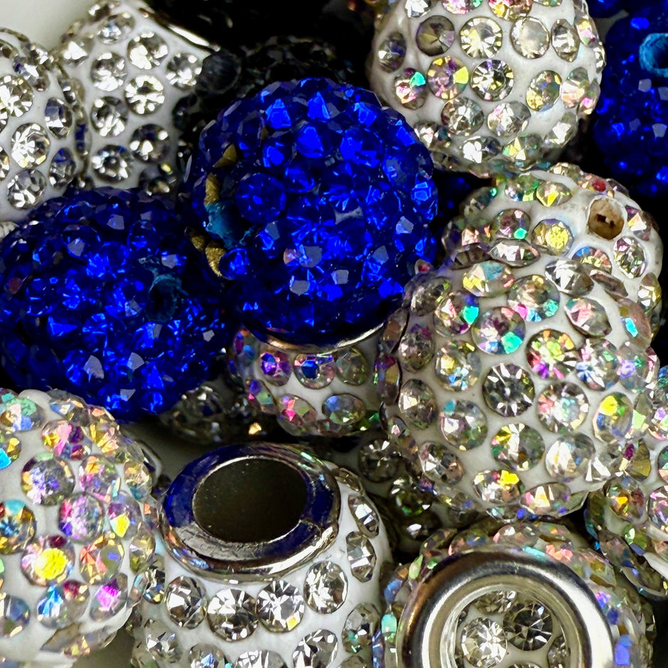 Glitzernde Tonstrassperlen mit kleinen Kristallen, die Licht reflektieren. Können im 'Style it yourself'-Konzept ausgewählt werden.