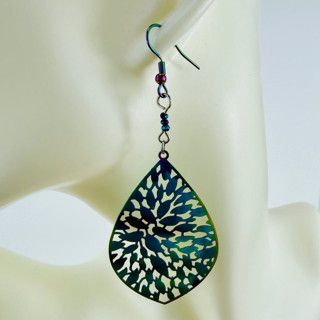 Tropfenförmige und in allen Farben schimmernde Edelstahl-Ohrhänger und kleinen Glasperlen – Earrings – mit Silber (Produktan…