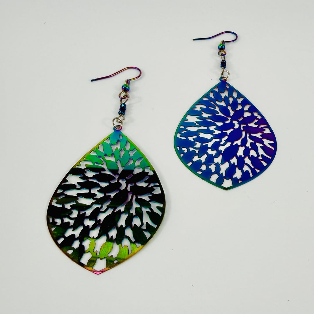 Tropfenförmige und in allen Farben schimmernde Edelstahl-Ohrhänger und kleinen Glasperlen – Earrings – mit Silber (Produktan…