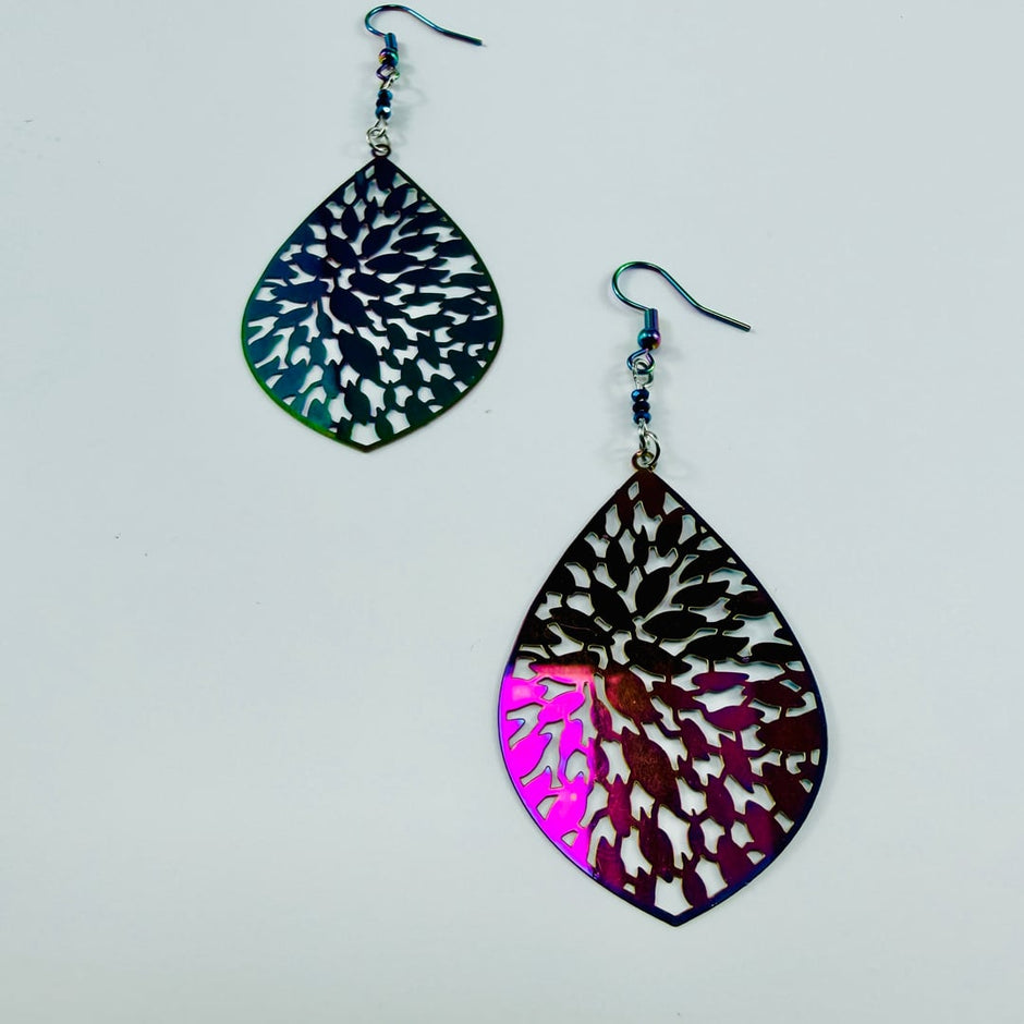 Tropfenförmige und in allen Farben schimmernde Edelstahl-Ohrhänger und kleinen Glasperlen – Earrings – mit Silber (Produktan…