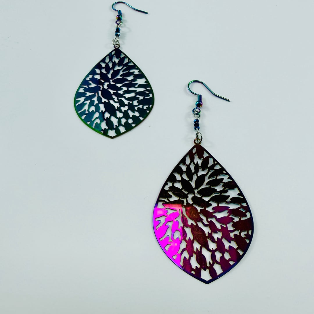 Tropfenförmige und in allen Farben schimmernde Edelstahl-Ohrhänger und kleinen Glasperlen – Earrings – mit Silber (Produktan…