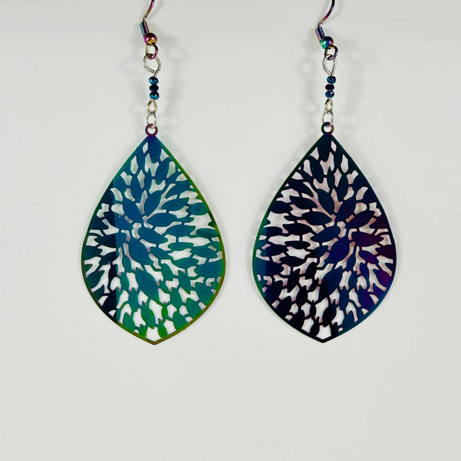 Tropfenförmige und in allen Farben schimmernde Edelstahl-Ohrhänger und kleinen Glasperlen – Earrings – mit Silber (Produktan…