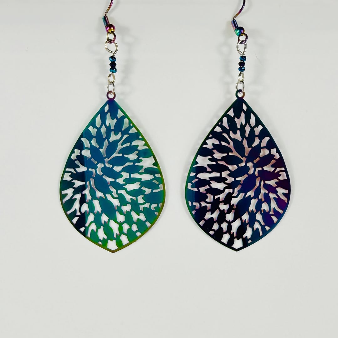 Tropfenförmige und in allen Farben schimmernde Edelstahl-Ohrhänger und kleinen Glasperlen – Earrings – mit Silber (Produktan…