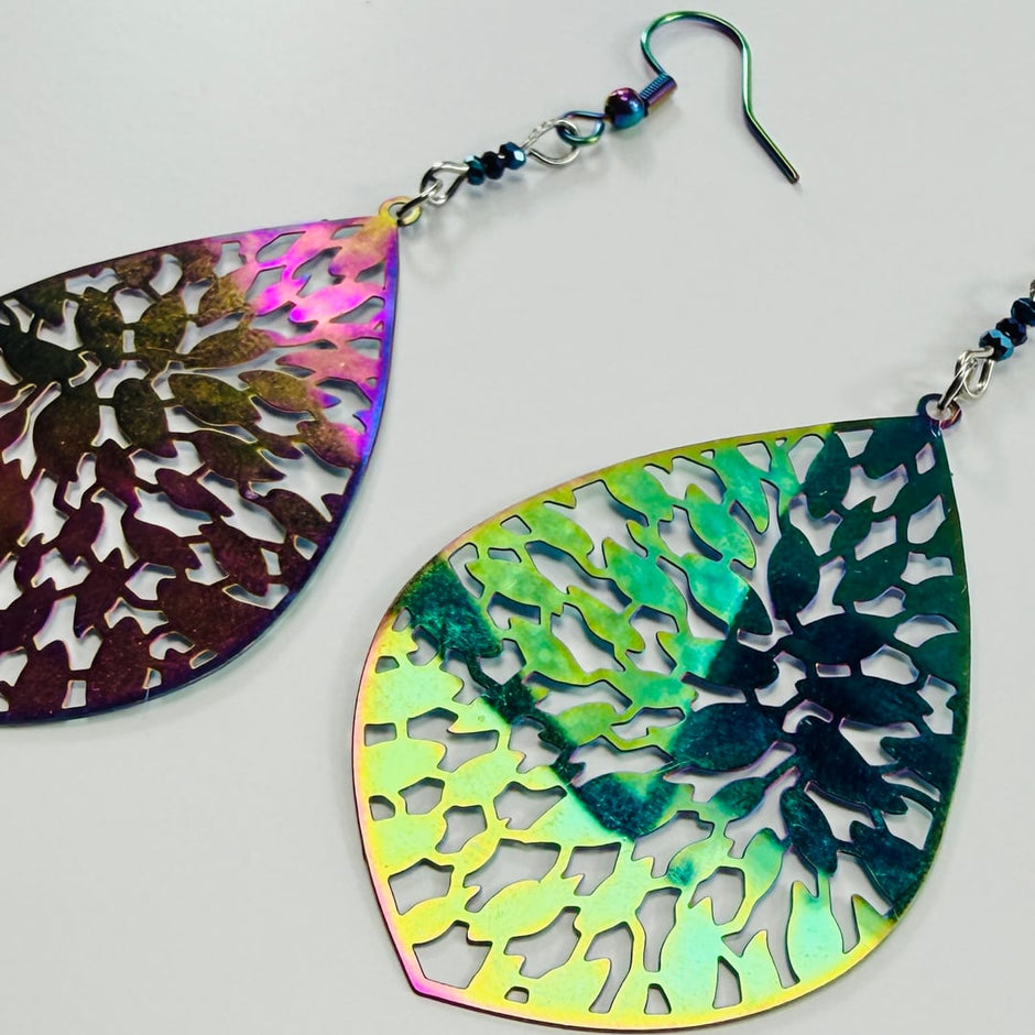 Tropfenförmige und in allen Farben schimmernde Edelstahl-Ohrhänger und kleinen Glasperlen – Produktabbildung 5