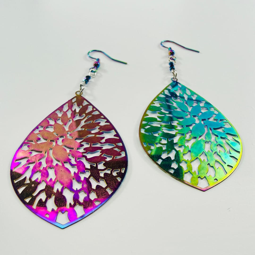 Tropfenförmige und in allen Farben schimmernde Edelstahl-Ohrhänger und kleinen Glasperlen – Produktabbildung 6