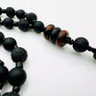Handgefertigte Yin-Yang-Steinperlen-Herren-Halskette mit schwarzen Lavasteinen, matten Onyx-Perlen und braunen Achat-Highlights. Elegant und maskulin, perfekt für jeden Anlass.