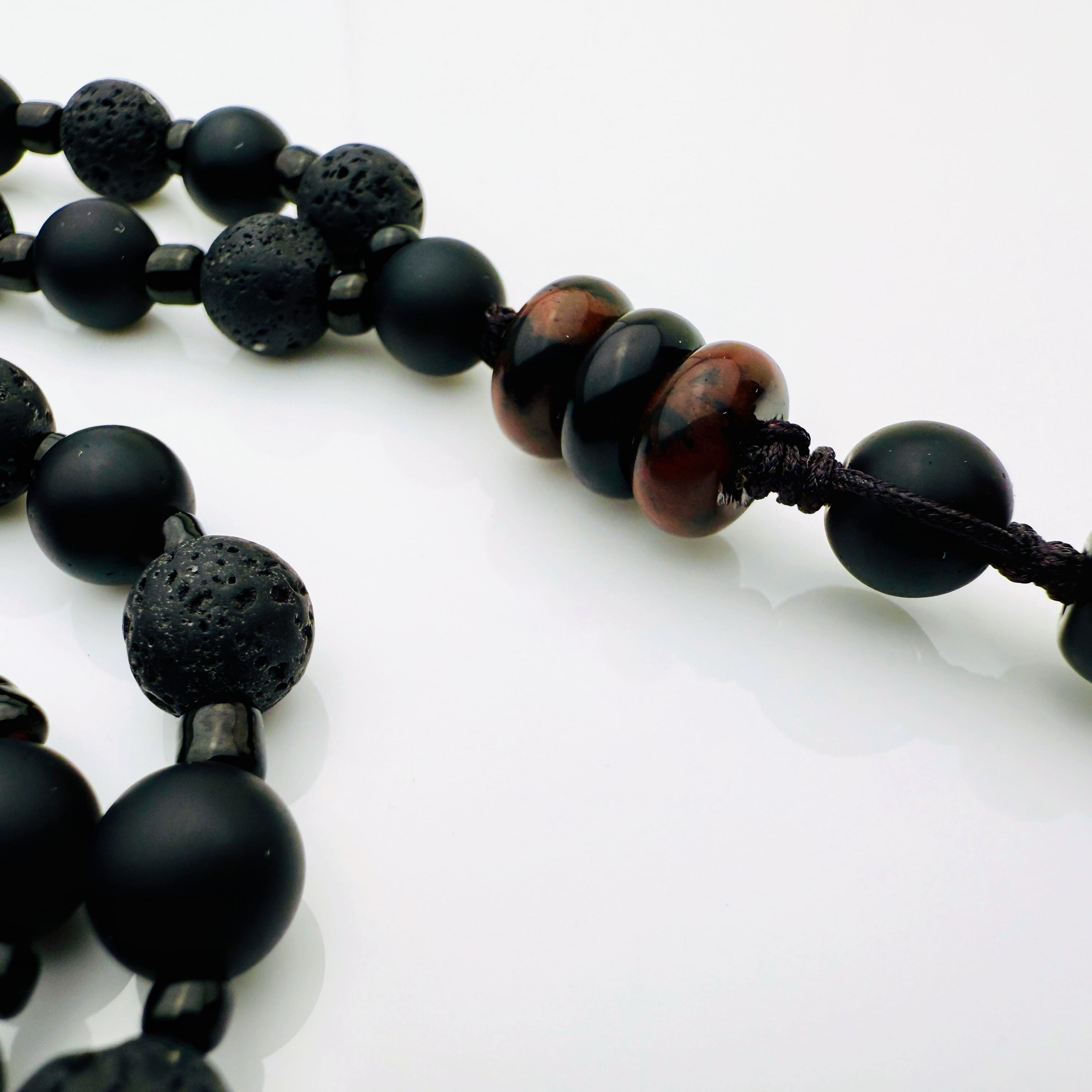 Handgefertigte Yin-Yang-Steinperlen-Herren-Halskette mit schwarzen Lavasteinen, matten Onyx-Perlen und braunen Achat-Highlights. Elegant und maskulin, perfekt für jeden Anlass.