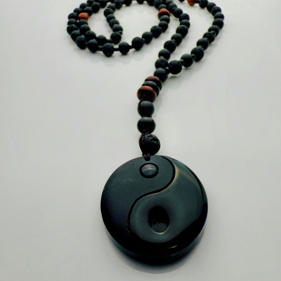Handgefertigte Yin-Yang-Steinperlen-Herren-Halskette mit schwarzen Lavasteinen, matten Onyx-Perlen und braunen Achat-Highlights. Elegant und maskulin, perfekt für jeden Anlass.