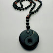 Handgefertigte Yin-Yang-Steinperlen-Herren-Halskette mit schwarzen Lavasteinen, matten Onyx-Perlen und braunen Achat-Highlights. Elegant und maskulin, perfekt für jeden Anlass.