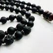 Handgefertigte Yin-Yang-Steinperlen-Herren-Halskette mit schwarzen Lavasteinen, matten Onyx-Perlen und braunen Achat-Highlights. Elegant und maskulin, perfekt für jeden Anlass.