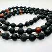 Handgefertigte Yin-Yang-Steinperlen-Herren-Halskette mit schwarzen Lavasteinen, matten Onyx-Perlen und braunen Achat-Highlights. Elegant und maskulin, perfekt für jeden Anlass.