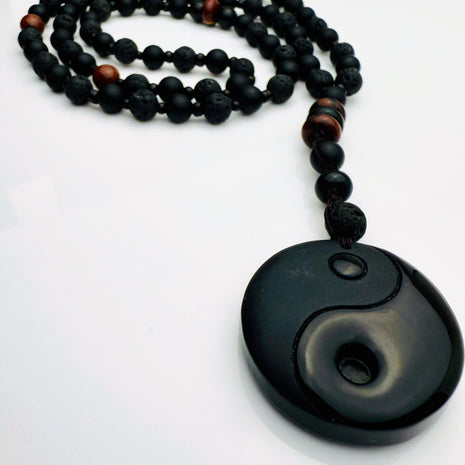 Handgefertigte Yin-Yang-Steinperlen-Herren-Halskette mit schwarzen Lavasteinen, matten Onyx-Perlen und braunen Achat-Highlights. Elegant und maskulin, perfekt für jeden Anlass.