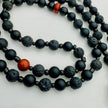 Handgefertigte Yin-Yang-Steinperlen-Herren-Halskette mit schwarzen Lavasteinen, matten Onyx-Perlen und braunen Achat-Highlights. Elegant und maskulin, perfekt für jeden Anlass.