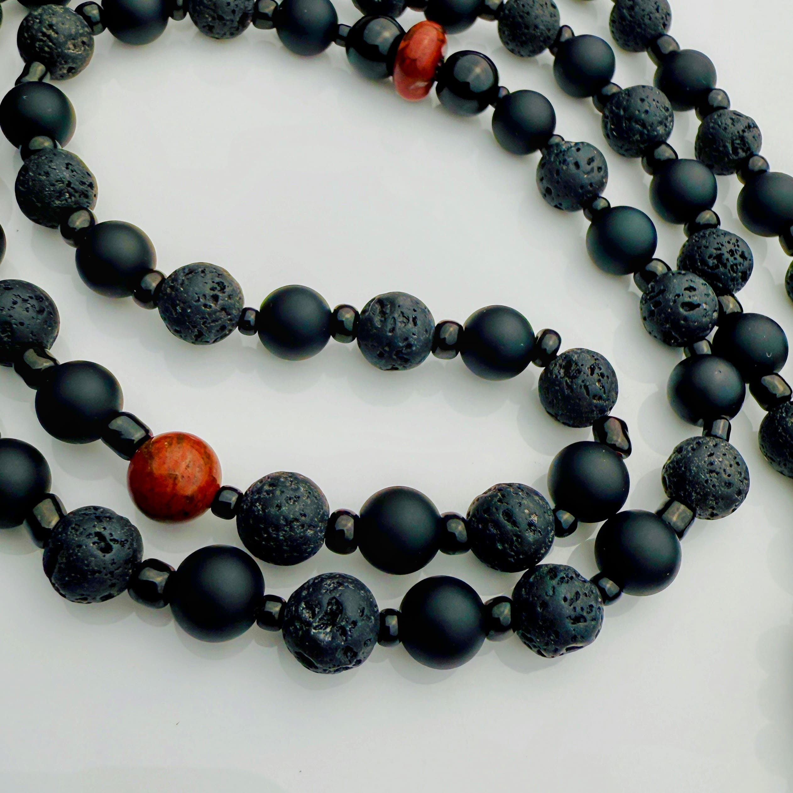 Handgefertigte Yin-Yang-Steinperlen-Herren-Halskette mit schwarzen Lavasteinen, matten Onyx-Perlen und braunen Achat-Highlights. Elegant und maskulin, perfekt für jeden Anlass.