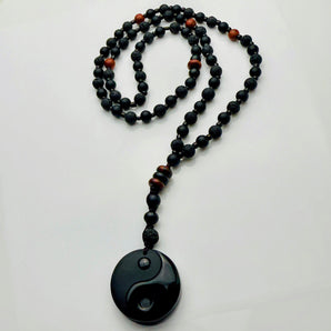 Handgefertigte Yin-Yang-Steinperlen-Herren-Halskette mit schwarzen Lavasteinen, matten Onyx-Perlen und braunen Achat-Highlights. Elegant und maskulin, perfekt für jeden Anlass.