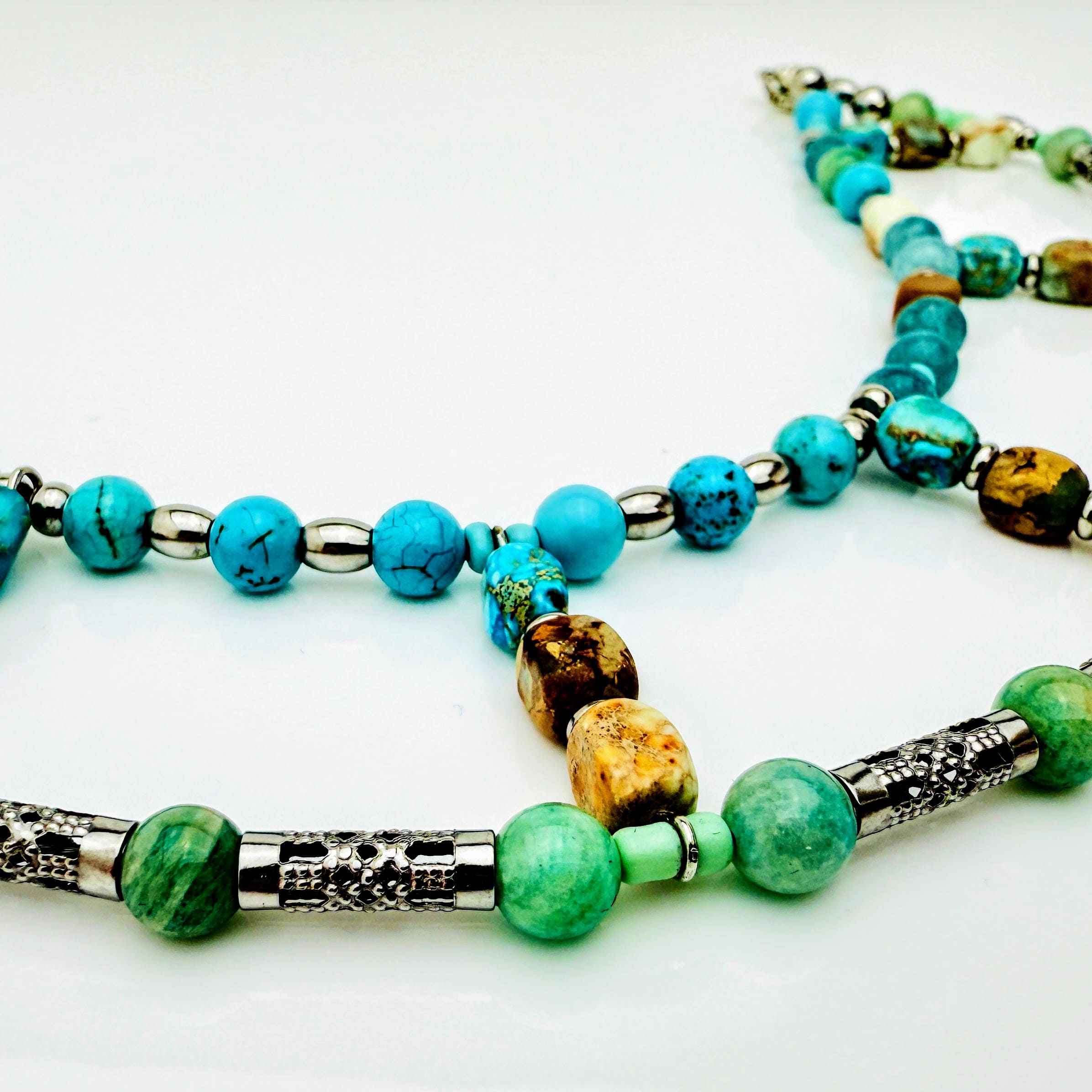 Elegante zweireihige Perlenhalskette aus Türkis, Amazonit und Aquamarin mit Edelstahlelementen – handgefertigter Statement-Schmuck.