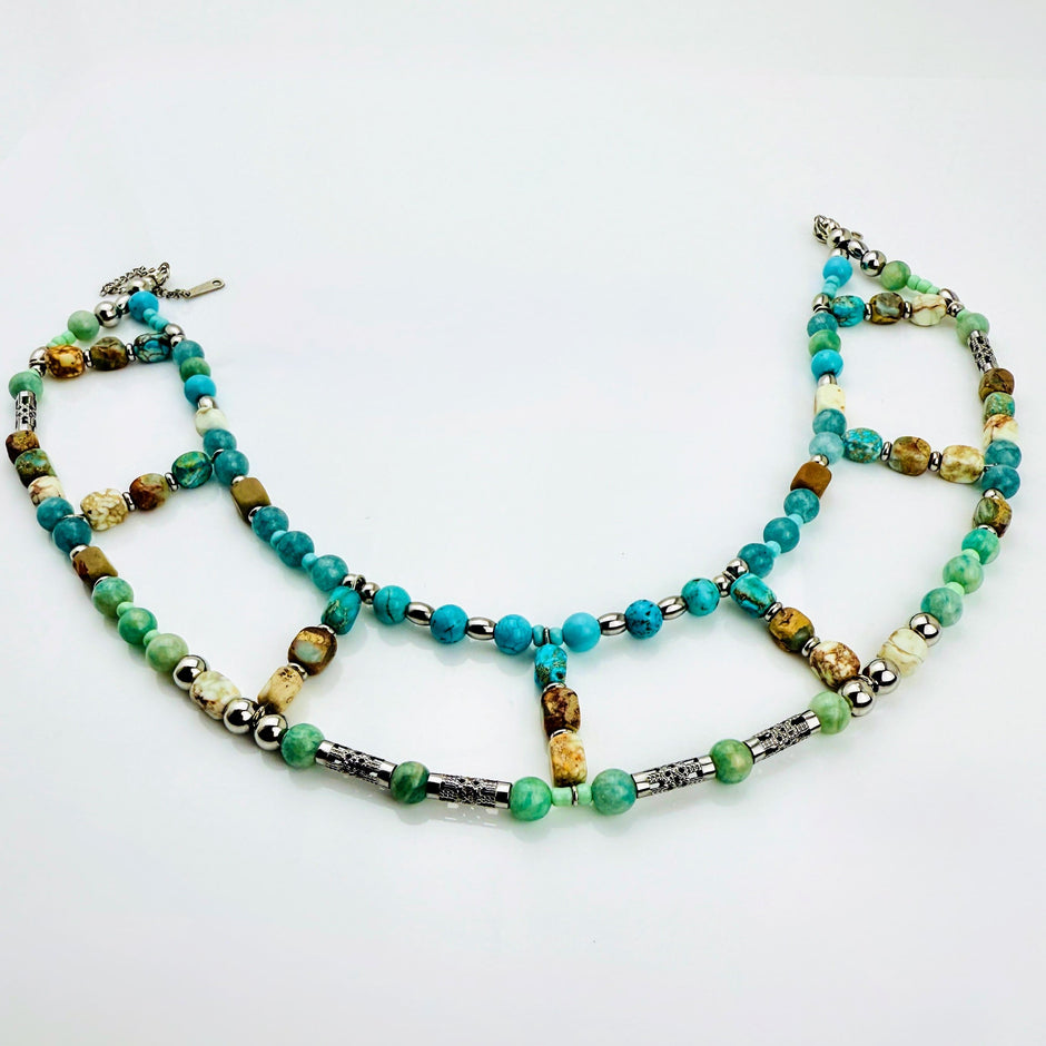 Hochwertige Statement-Kette mit natürlichen Steinperlen und Edelstahl – stilvolles Accessoire für besondere Anlässe.