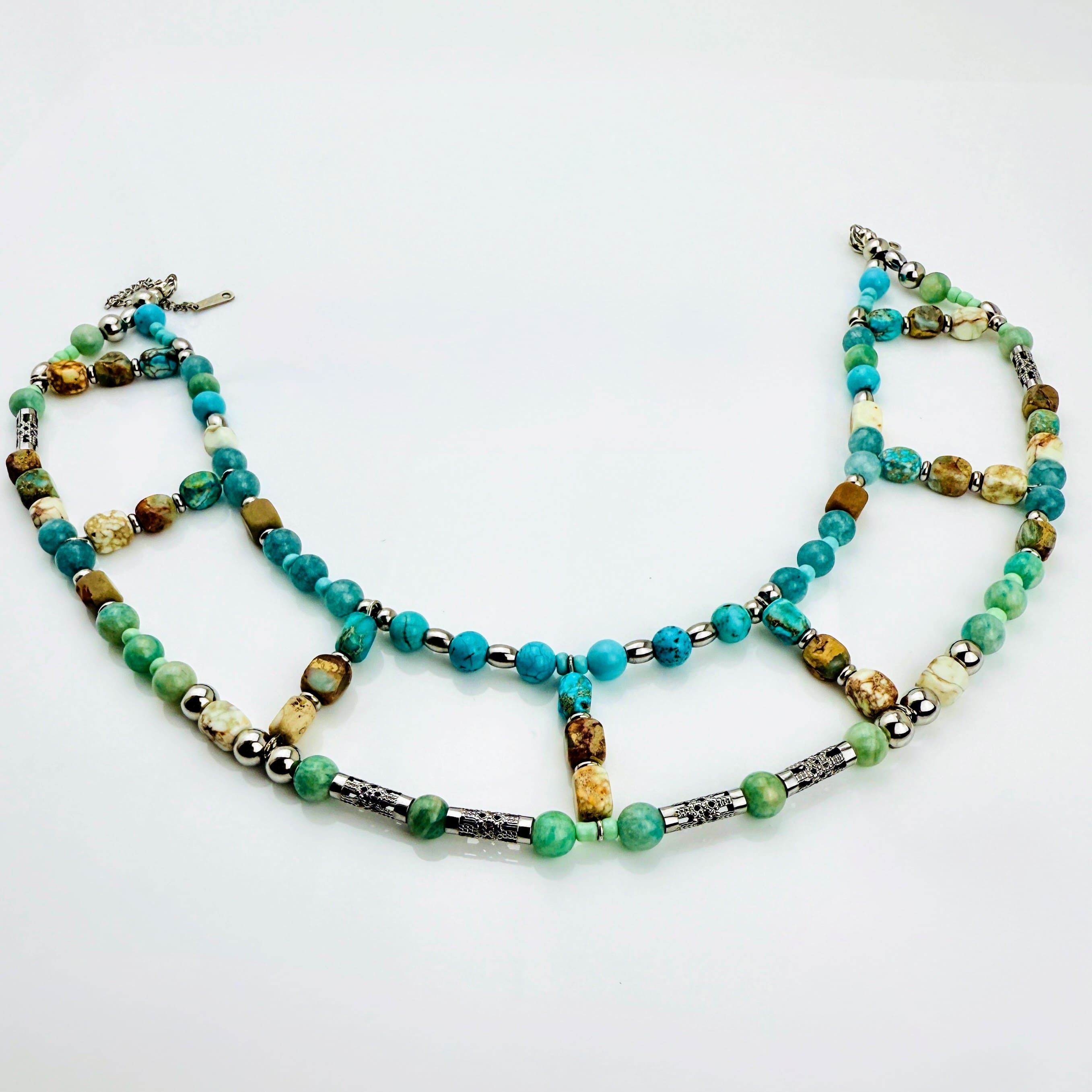Hochwertige Statement-Kette mit natürlichen Steinperlen und Edelstahl – stilvolles Accessoire für besondere Anlässe.