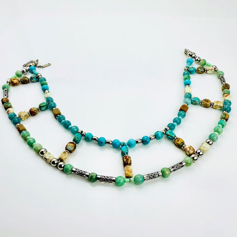 Hochwertige Statement-Kette mit natürlichen Steinperlen und Edelstahl – stilvolles Accessoire für besondere Anlässe.