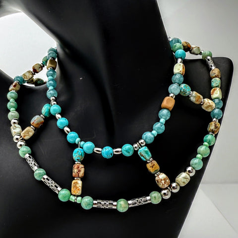 Exklusive Halskette mit echten Edelstein-Perlen in Türkis-, Beige- und Aquamarin-Tönen, handgefertigt mit Liebe zum Detail.