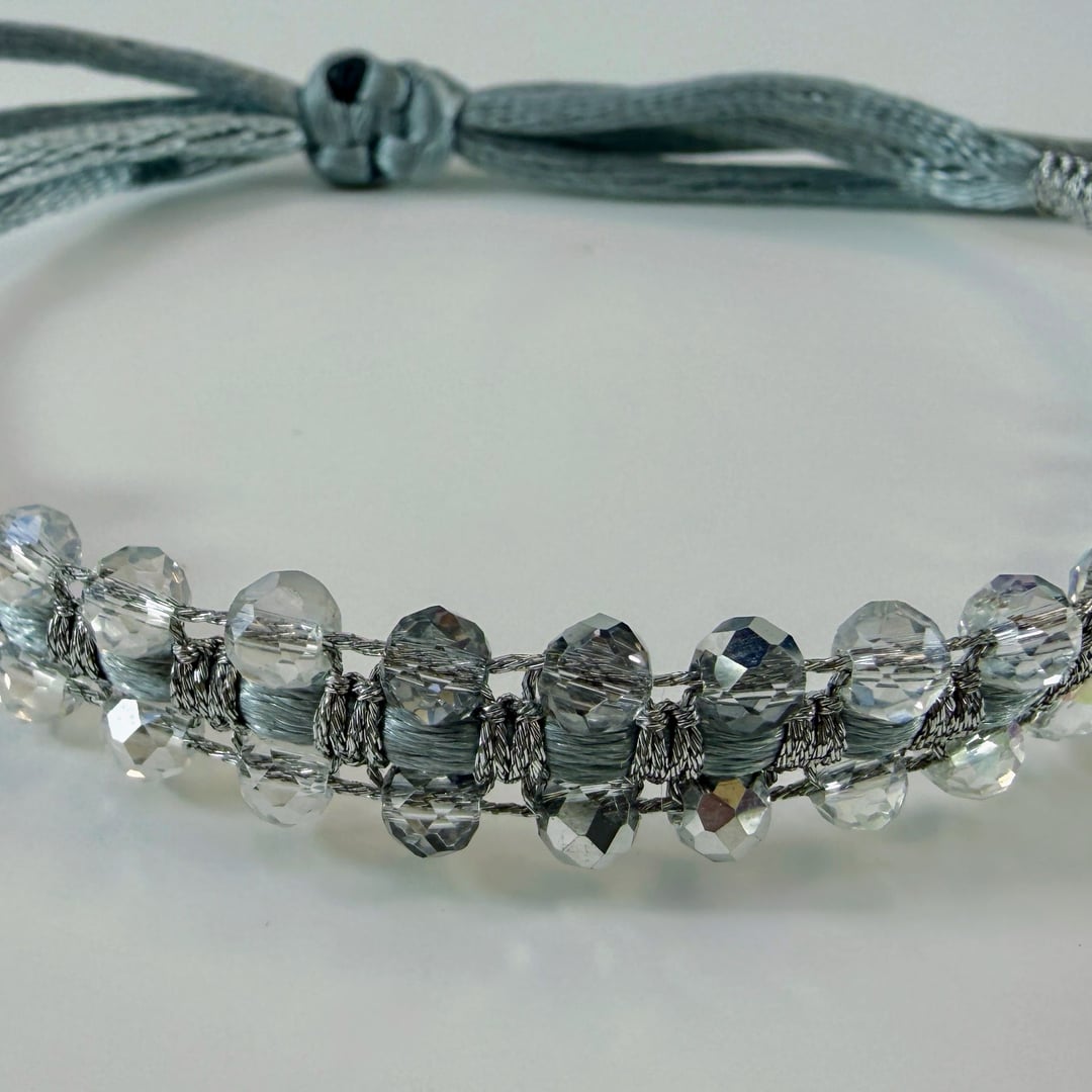 Zweireihiges Armband mit facettierten Glasperlen, Makramee und Schiebeverschluss – Bracelets – mit Silber (Produktansicht)