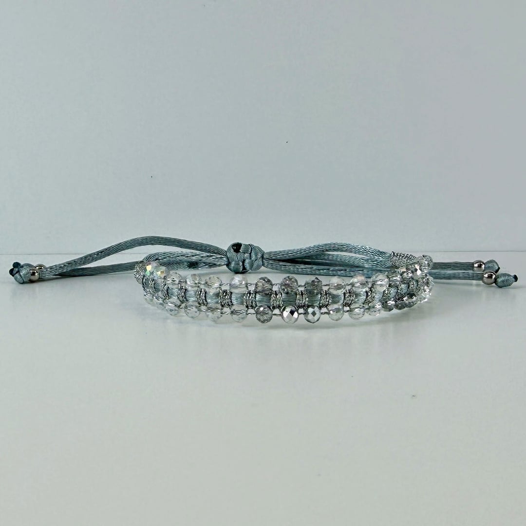 Zweireihiges Armband mit facettierten Glasperlen, Makramee und Schiebeverschluss – Bracelets – mit Silber (Produktansicht)