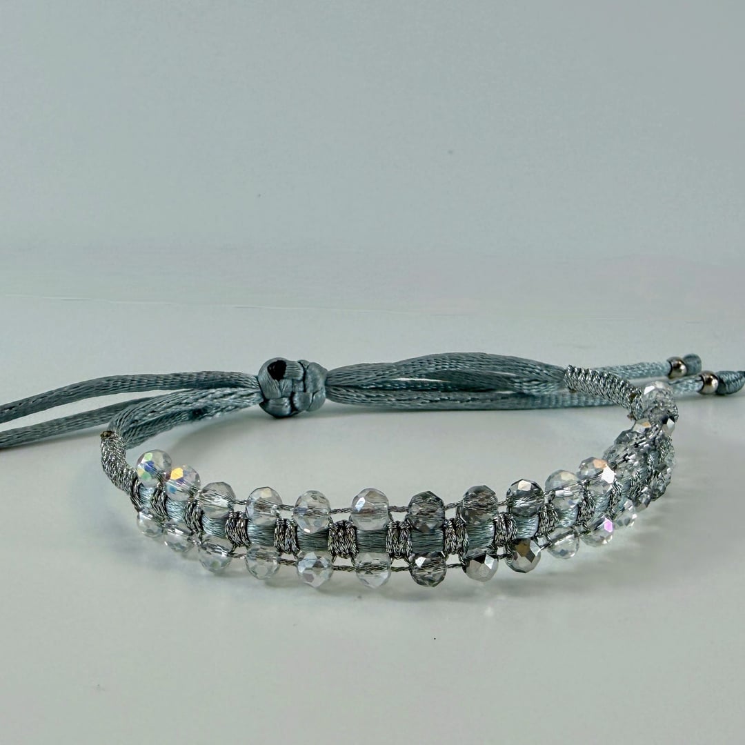 Zweireihiges Armband mit facettierten Glasperlen, Makramee und Schiebeverschluss – Produktabbildung 5