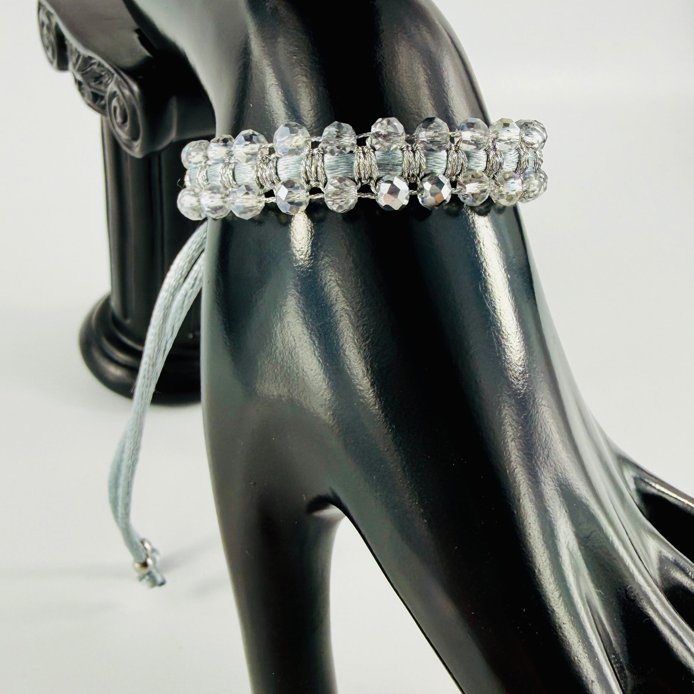 Zweireihiges Armband mit facettierten Glasperlen, Makramee und Schiebeverschluss – Produktabbildung