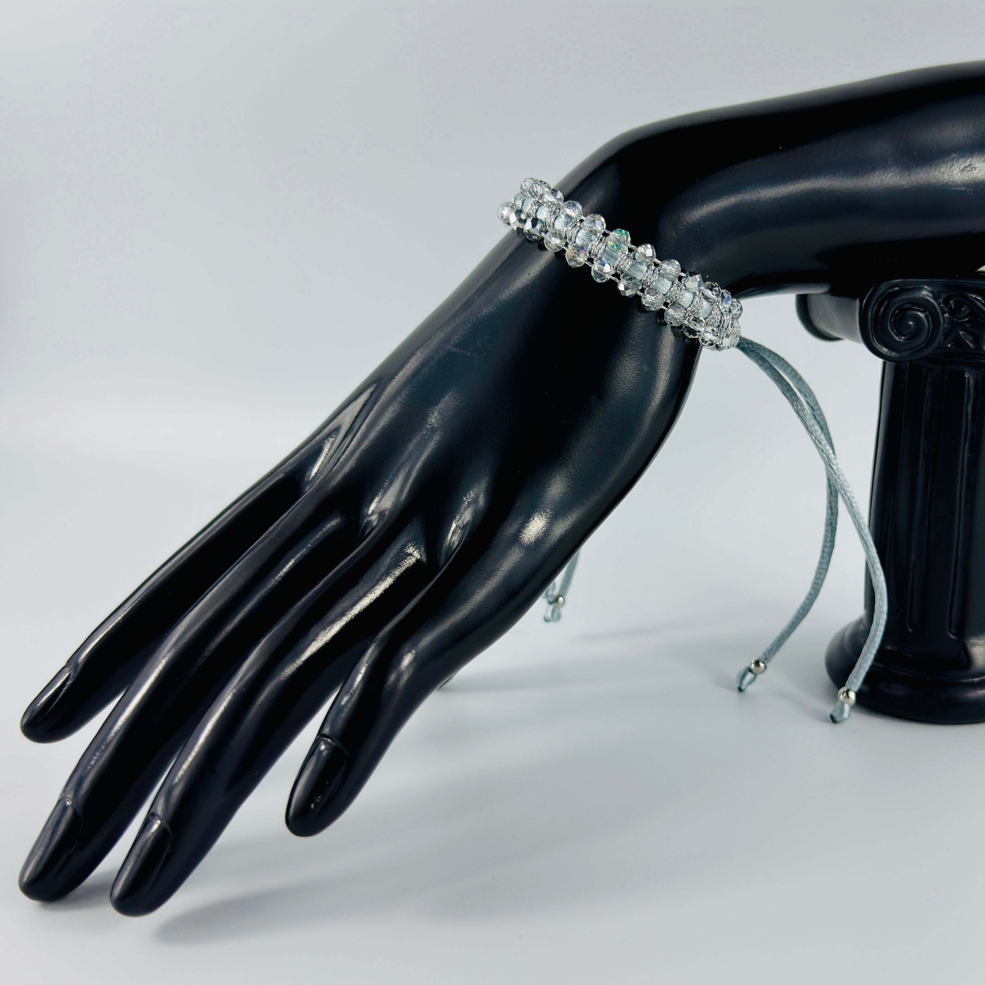 Zweireihiges Armband mit facettierten Glasperlen, Makramee und Schiebeverschluss – Produktabbildung