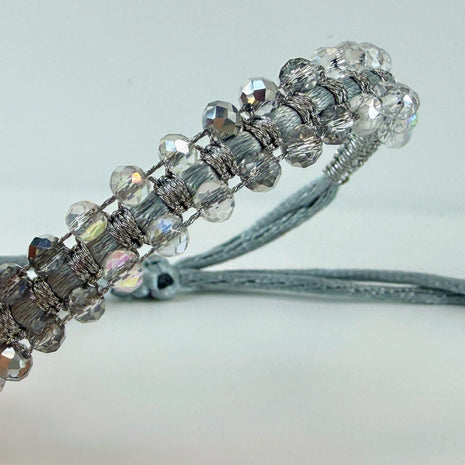 Zweireihiges Armband mit facettierten Glasperlen, Makramee und Schiebeverschluss – Produktabbildung