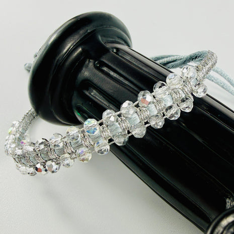 Zweireihiges Armband mit facettierten Glasperlen, Makramee und Schiebeverschluss – Produktabbildung