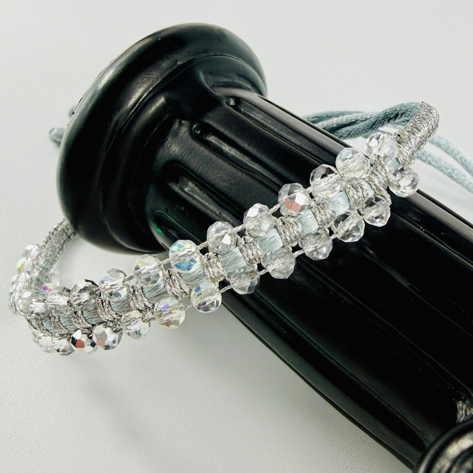 Zweireihiges Armband mit facettierten Glasperlen, Makramee und Schiebeverschluss – Produktabbildung