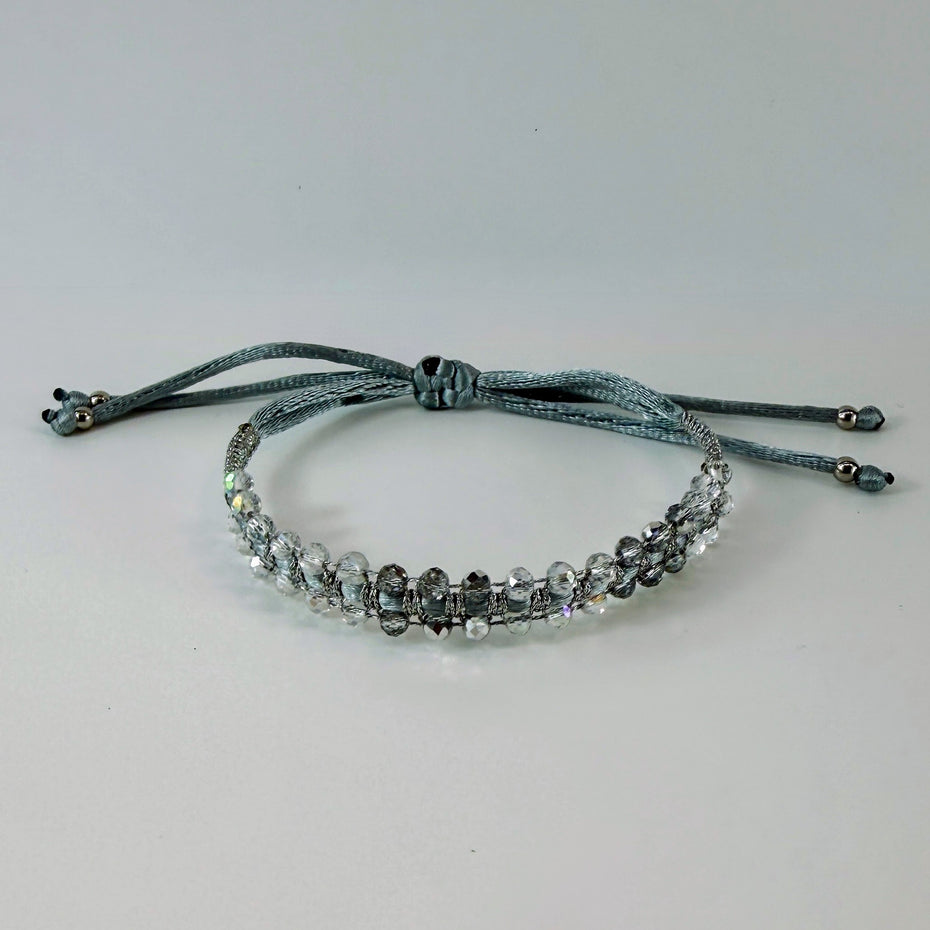 Zweireihiges Armband mit facettierten Glasperlen, Makramee und Schiebeverschluss – Produktabbildung