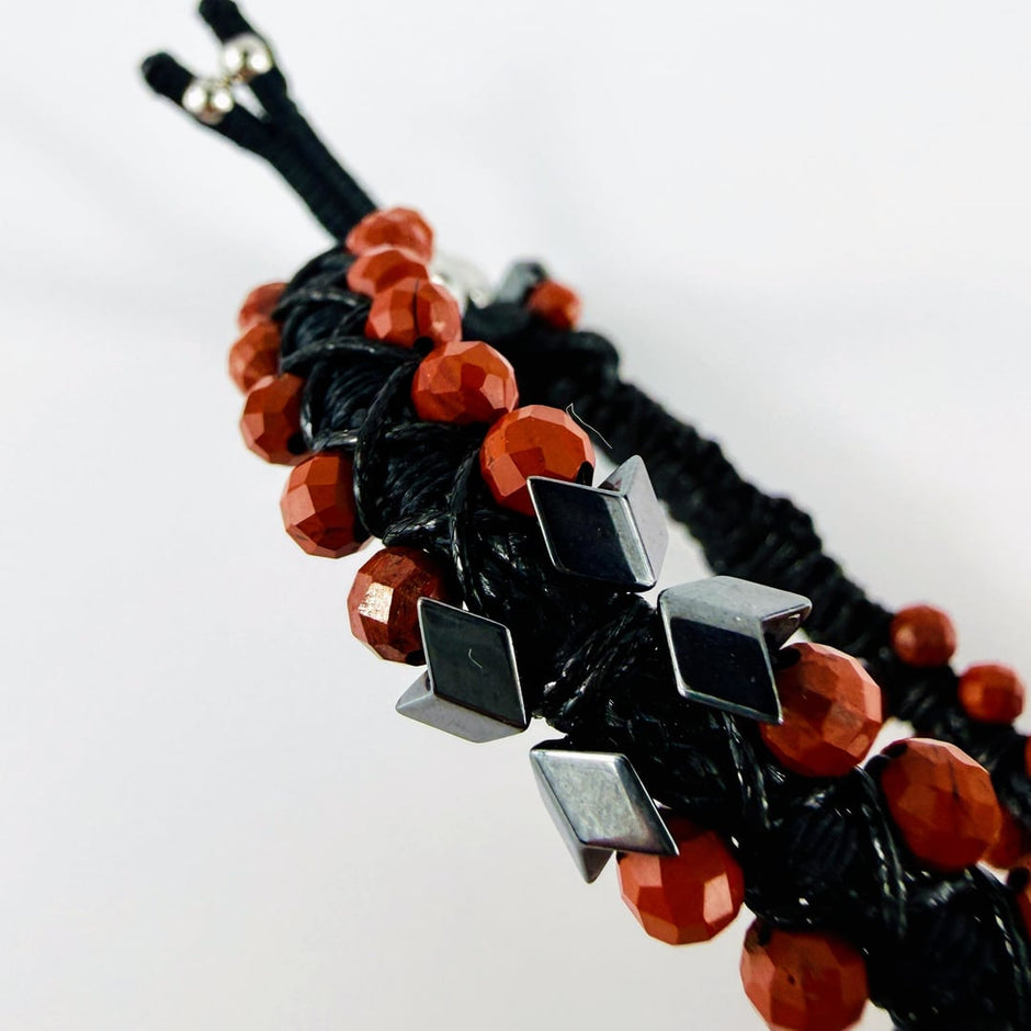 Zweireihiges Armband mit facettierten roten Jaspis Edelstein-Perlen – Bracelets – mit Silber, Onyx (Produktansicht)