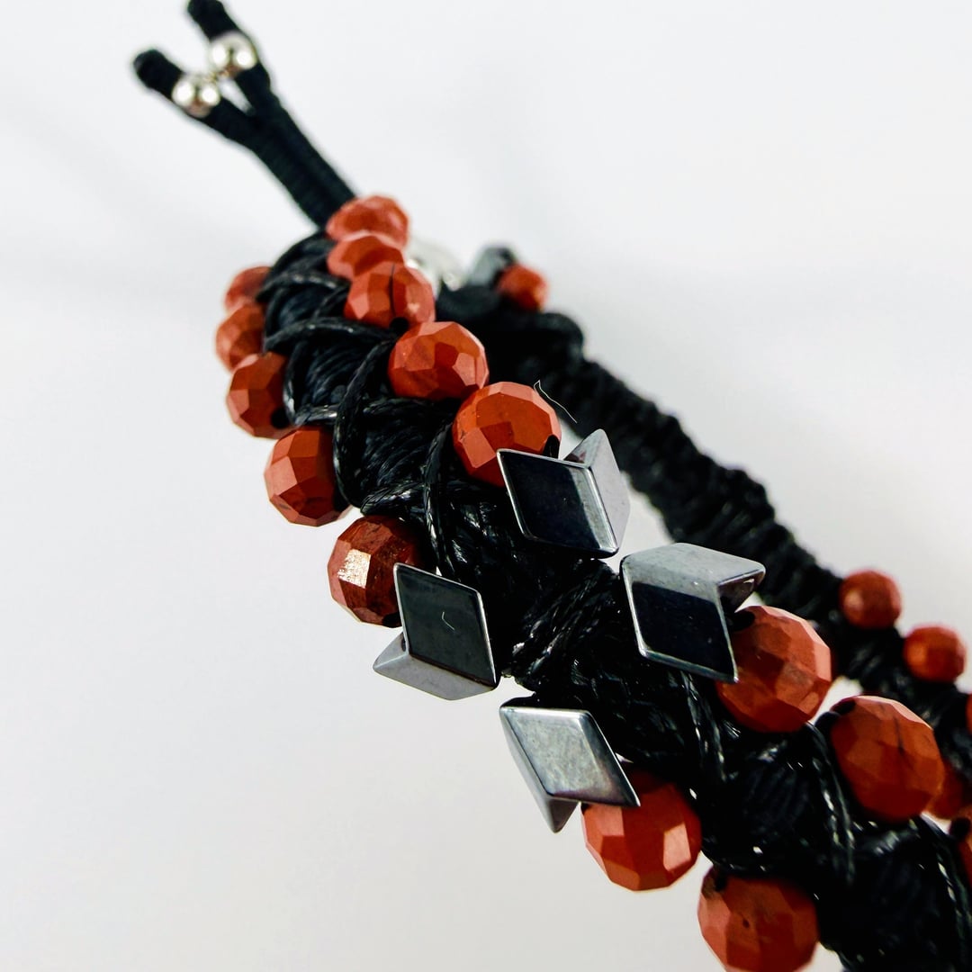 Zweireihiges Armband mit facettierten roten Jaspis Edelstein-Perlen – Bracelets – mit Silber, Onyx (Produktansicht)