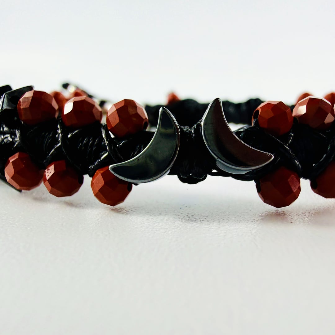 Zweireihiges Armband mit facettierten roten Jaspis Edelstein-Perlen – Bracelets – mit Silber, Onyx (Produktansicht)