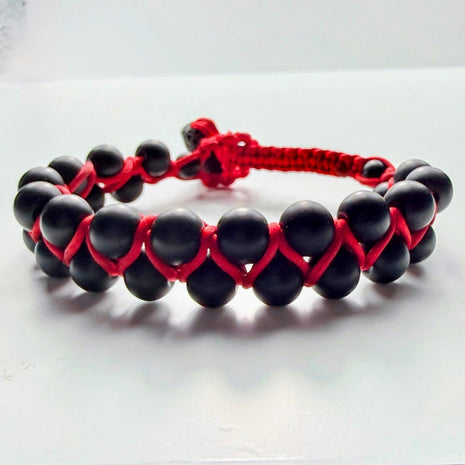 Zweireihiges Onyx Armband mit rotem Makramee und Lava Verschlussstein – Bracelets (Produktansicht)