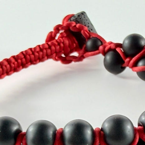 Zweireihiges Onyx Armband mit rotem Makramee und Lava Verschlussstein – Bracelets (Produktansicht)